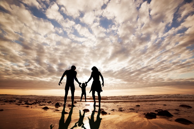 silhouette-of-family-playing-on-the-beach_1160-596